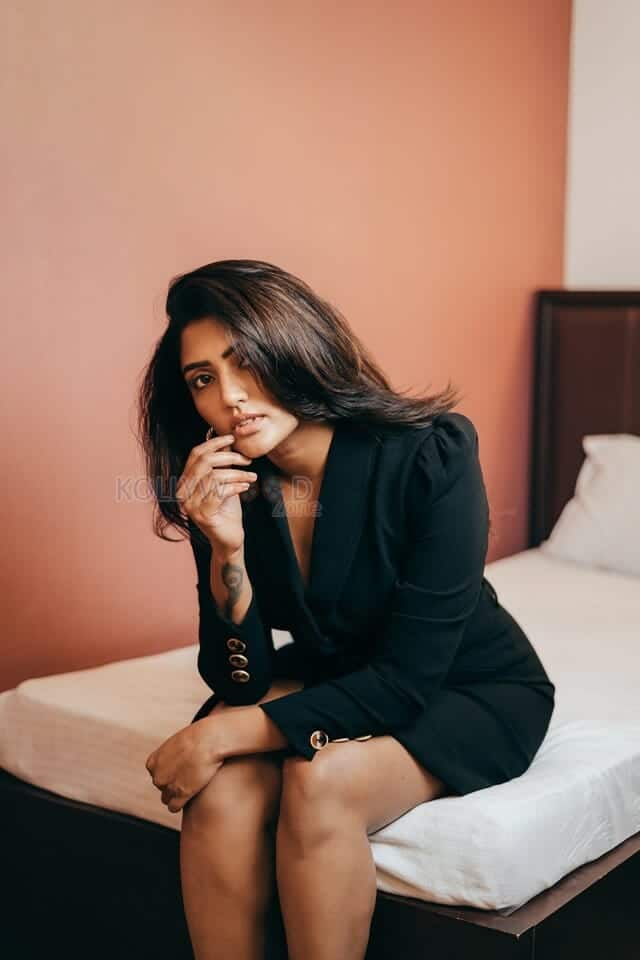 Sexy Eesha Rebba in Black Photos 16