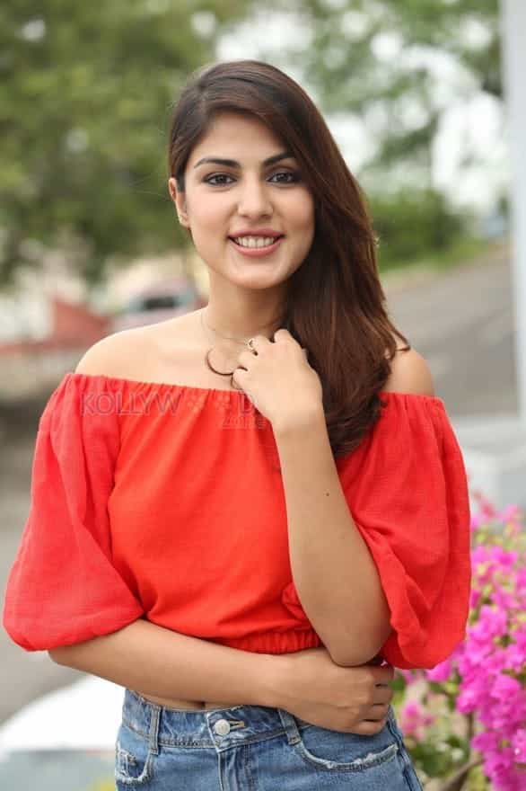 Sexy Indian Actress Rhea Chakraborty Photos