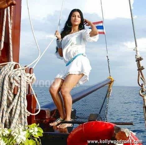 Sexy Shruthi Hassan Aum Arivu Stills