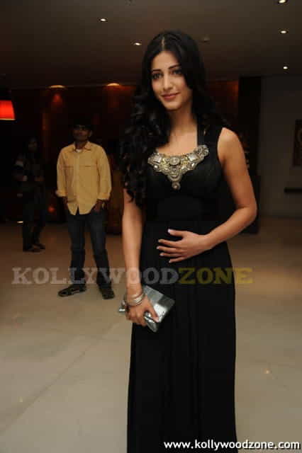 Sexy Shruthi Hassan In Black Dress Photos