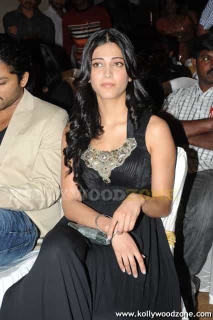 Sexy Shruthi Hassan In Black Dress Photos