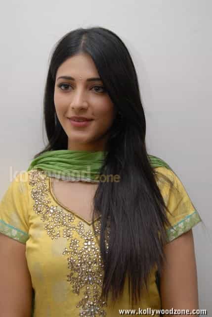 Sexy Shruti Hassan Salwar Photos