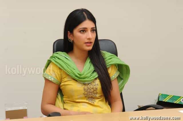 Sexy Shruti Hassan Salwar Photos