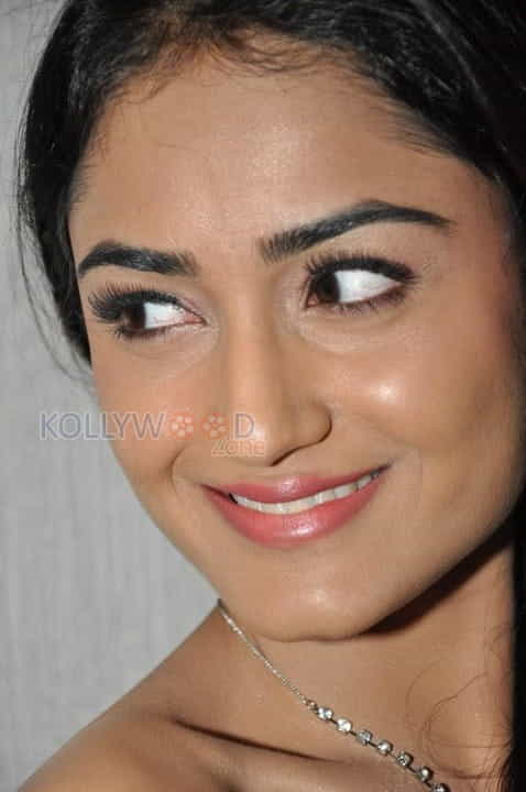 Sexy Tridha Choudary Hot Pictures