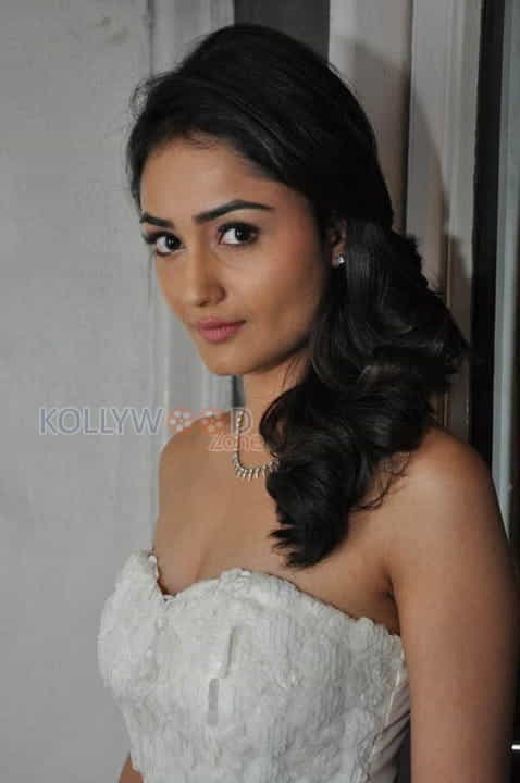 Sexy Tridha Choudary Hot Pictures