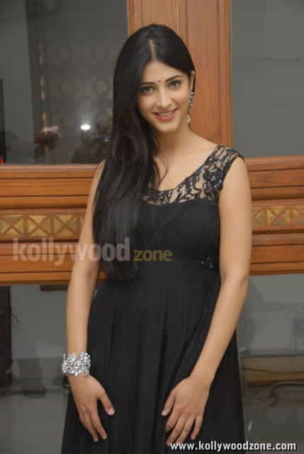 Shruthi Hassan At Oh My Friend Audio Launch Photos