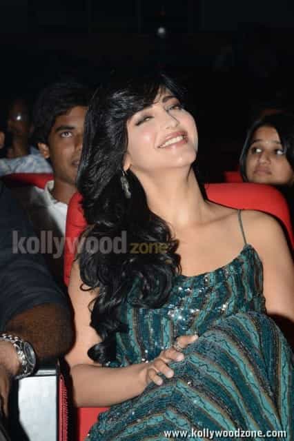 Shruthi Hassan In Yevadu Audio Launch Pictures