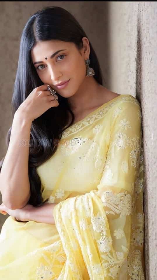 Shruti Haasan in a Yellow Georgette Saree Photo 01