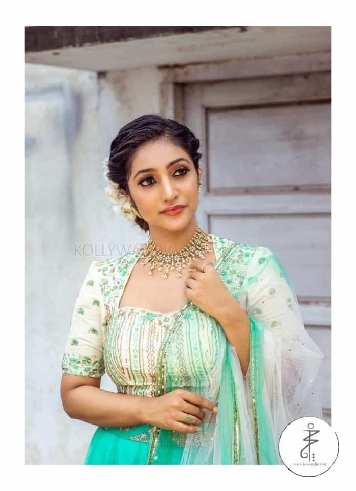 South Actress Bommu Lakshmi New Photo Shoot Pictures