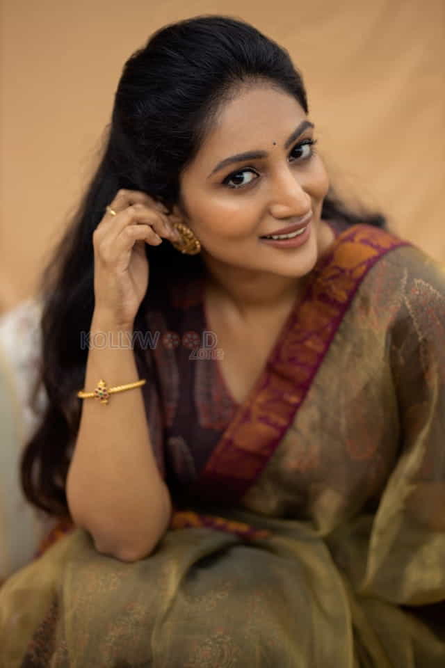 South Actress Bommu Lakshmi New Photo Shoot Pictures