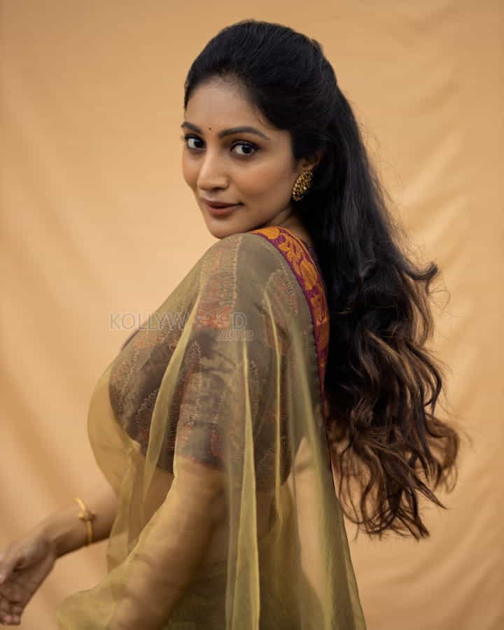 South Actress Bommu Lakshmi New Photo Shoot Pictures