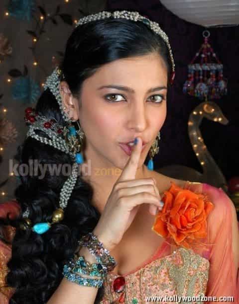 South Indian Actress Shruthi Hassan Sexy Pictures