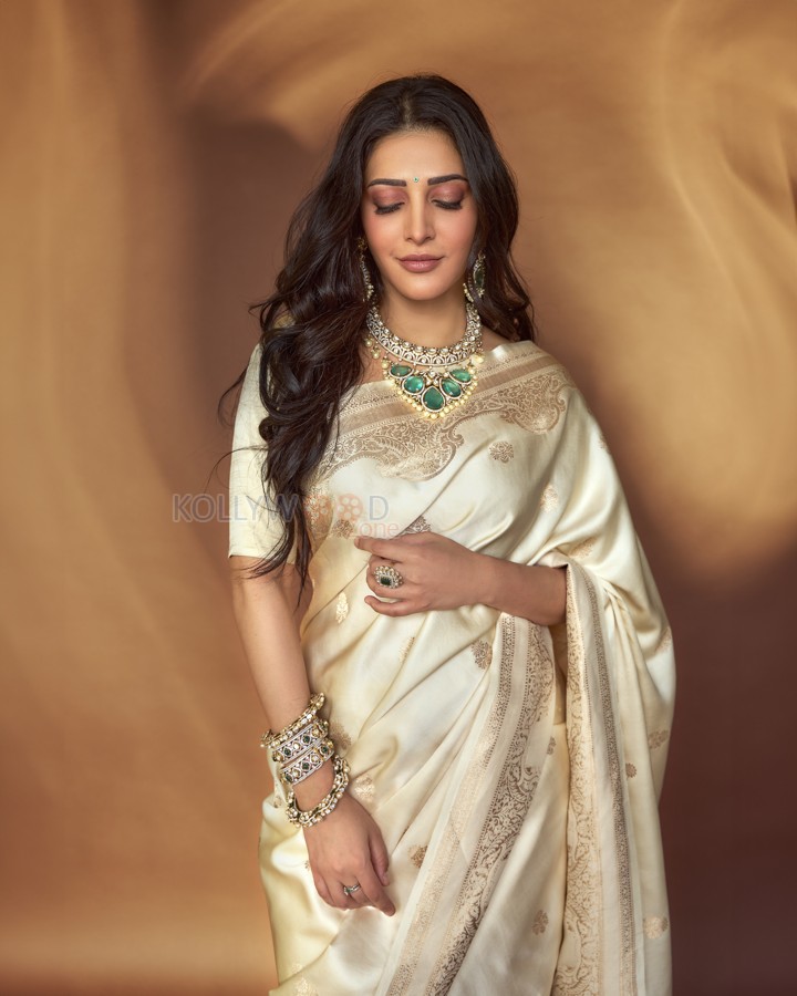 Southern Diva Shruti Haasan in a Cream Silk Banarasi Saree Photos 02