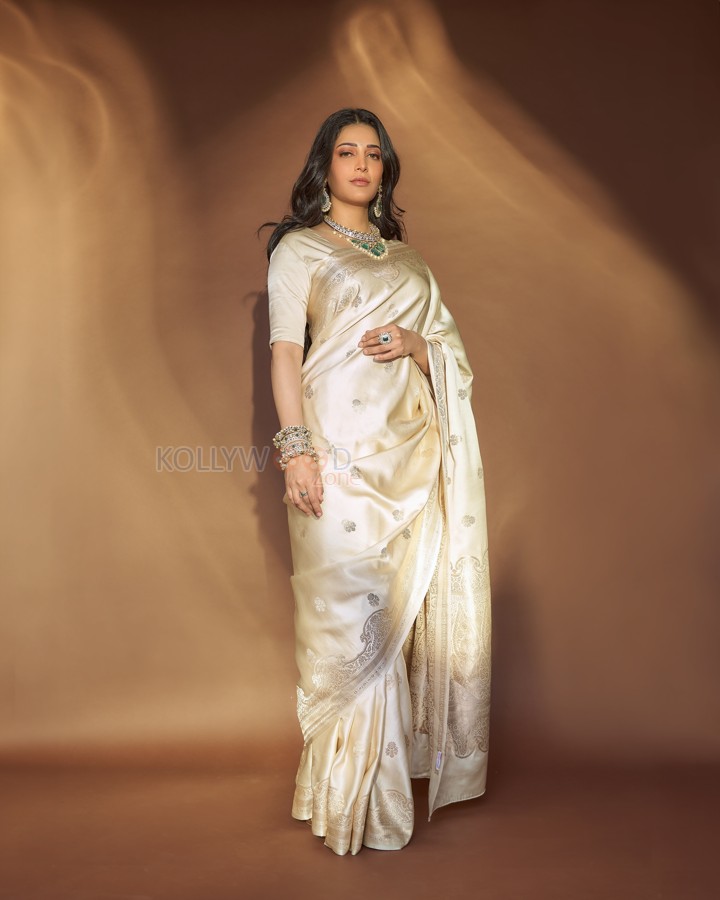 Southern Diva Shruti Haasan in a Cream Silk Banarasi Saree Photos 03