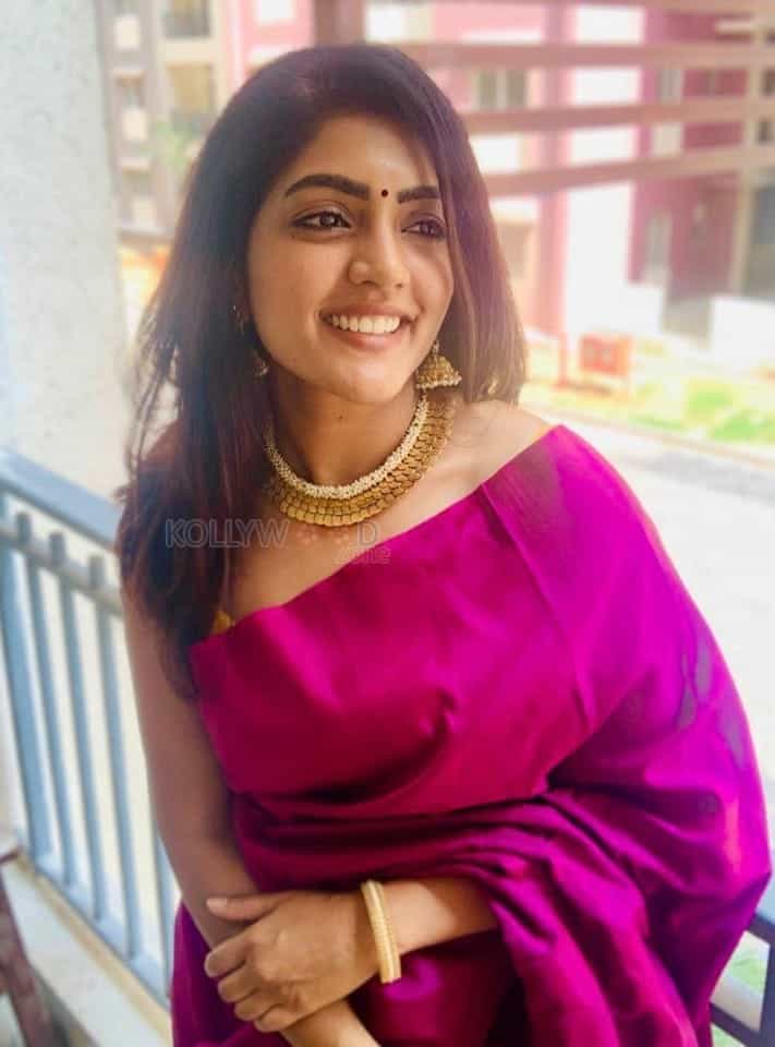 Srk Movie Heroine Eesha Rebba Beautiful Saree Photos