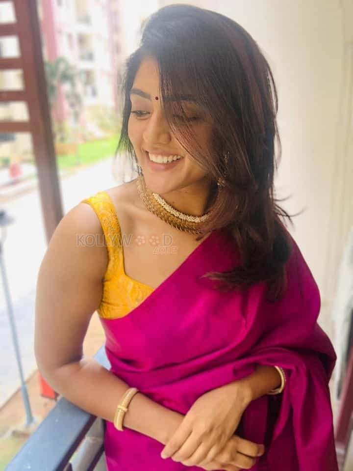 Srk Movie Heroine Eesha Rebba Beautiful Saree Photos