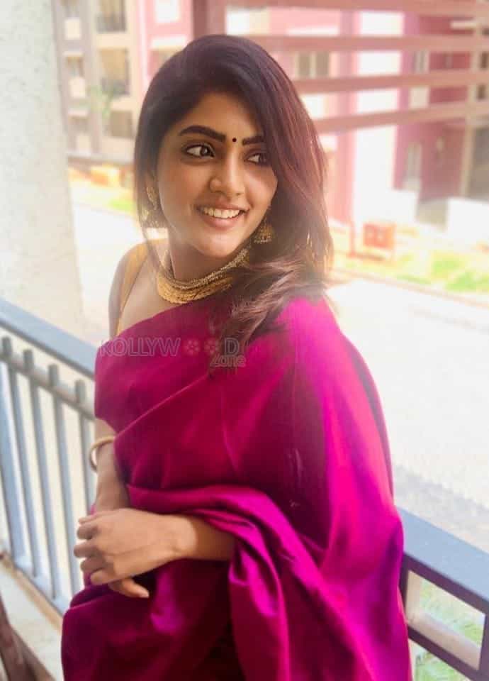 Srk Movie Heroine Eesha Rebba Beautiful Saree Photos