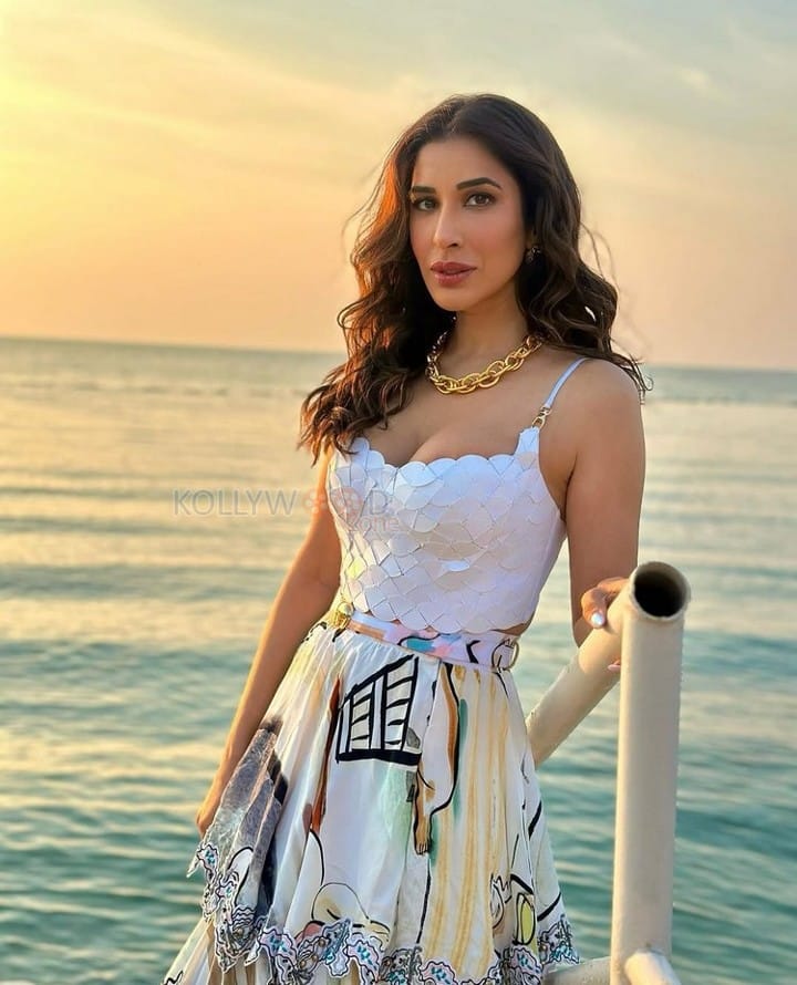 Stunning Sophie Choudry in a White Top at the Beach Photos 01