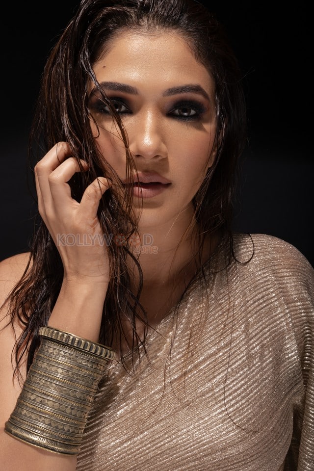 TV Actress Ridhima Pandit Closeup Photo 01