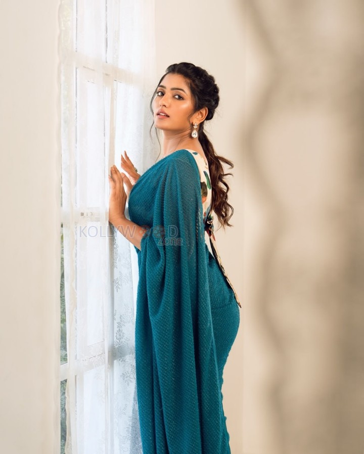 Telugu Actress Eesha Rebba in a Teal Saree Photoshoot Pictures 04