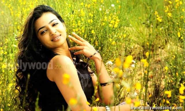 Vetri Selvan Heroine Radhika Apte Photos