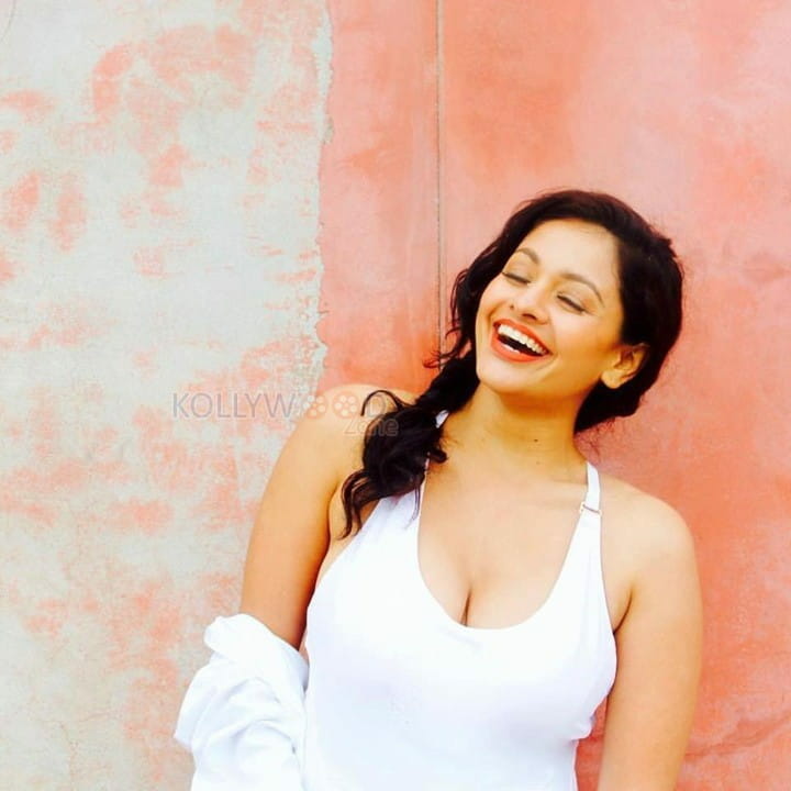 Actress Pooja Kumar Hot Sexy Photos