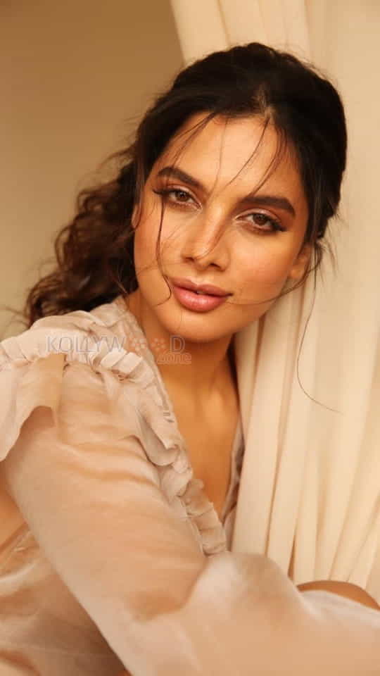 Actress Tanya Hope Sultry Hot Photos