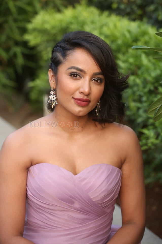 Actress Tejaswi Madivada At Beautyland In Jrc Convention Centre Photos