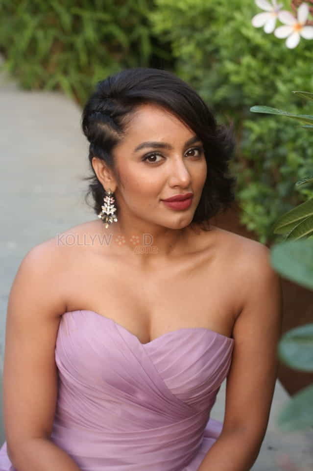 Actress Tejaswi Madivada At Beautyland In Jrc Convention Centre Photos