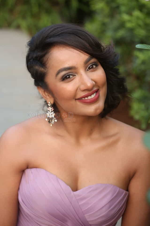 Actress Tejaswi Madivada At Beautyland In Jrc Convention Centre Photos