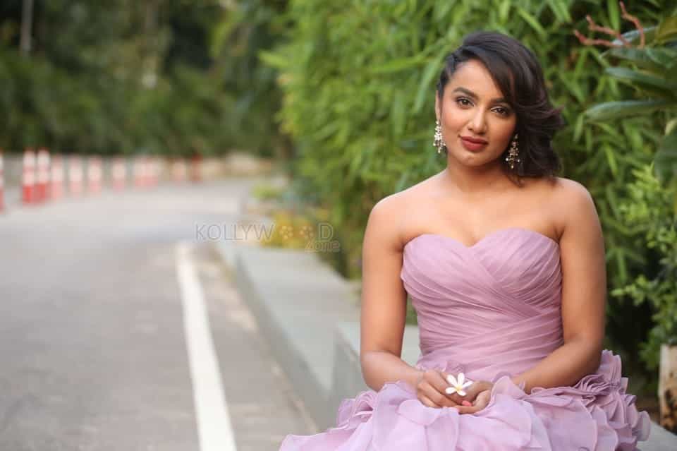 Actress Tejaswi Madivada At Beautyland In Jrc Convention Centre Photos