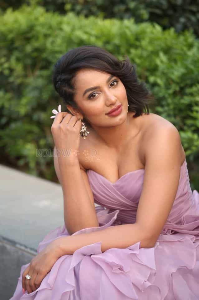 Actress Tejaswi Madivada At Beautyland In Jrc Convention Centre Photos