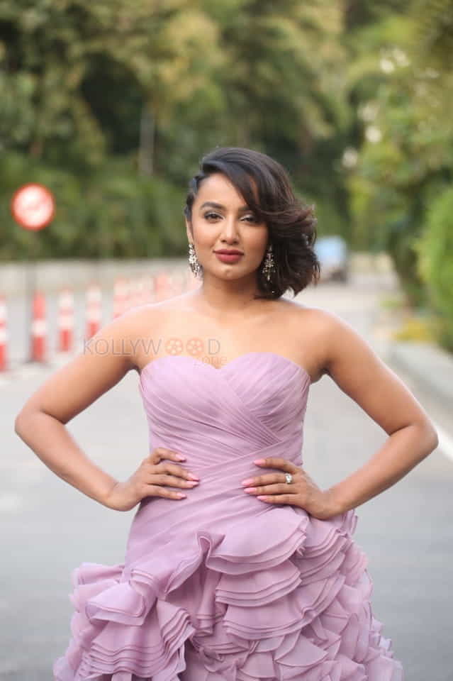 Actress Tejaswi Madivada At Beautyland In Jrc Convention Centre Photos