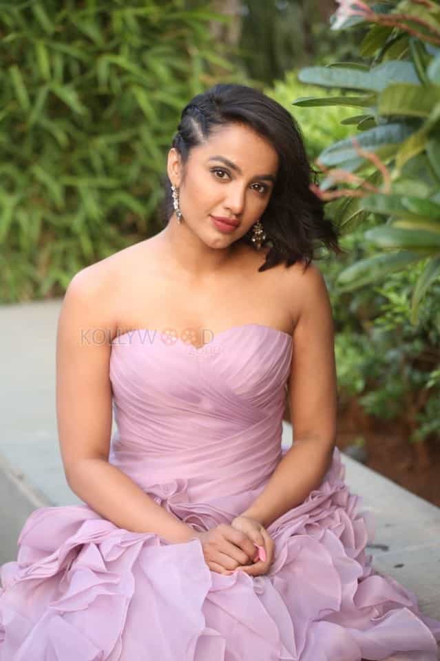 Actress Tejaswi Madivada At Beautyland In Jrc Convention Centre Photos