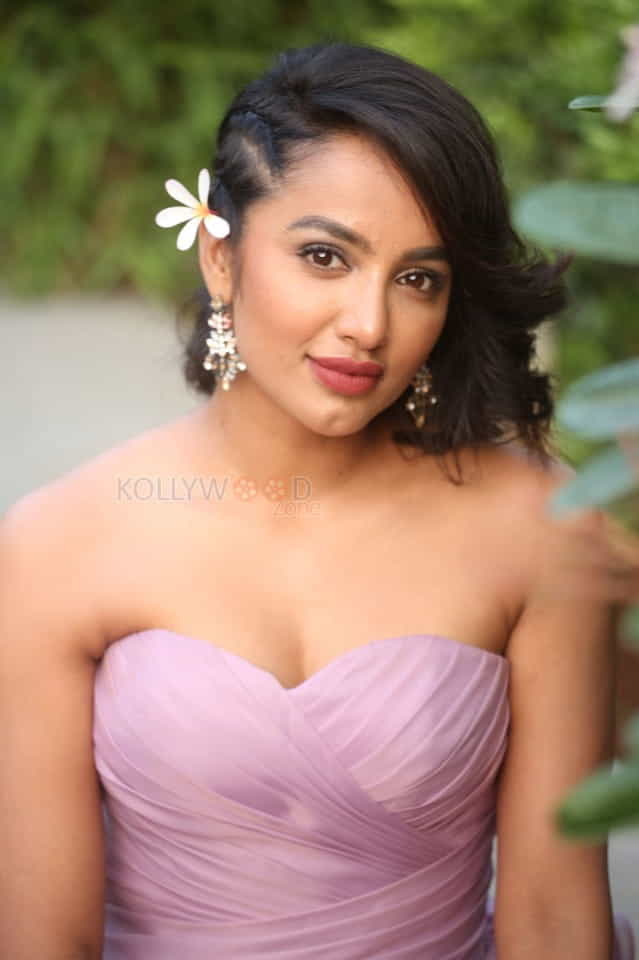 Actress Tejaswi Madivada At Beautyland In Jrc Convention Centre Photos