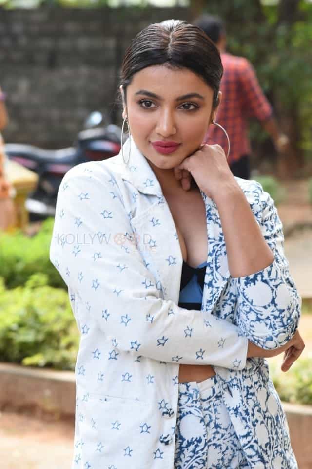 Actress Tejaswi Madivada At Commitment Movie Trailer Launch Photos