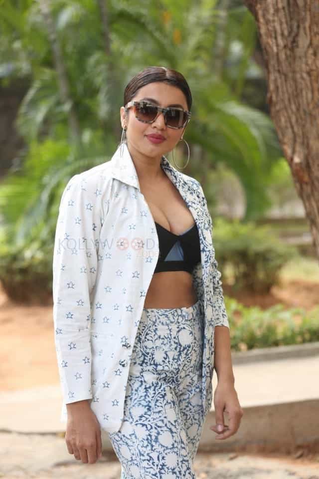 Actress Tejaswi Madivada At Commitment Movie Trailer Launch Photos