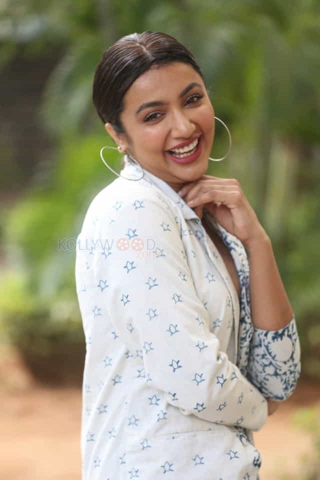 Actress Tejaswi Madivada At Commitment Movie Trailer Launch Photos