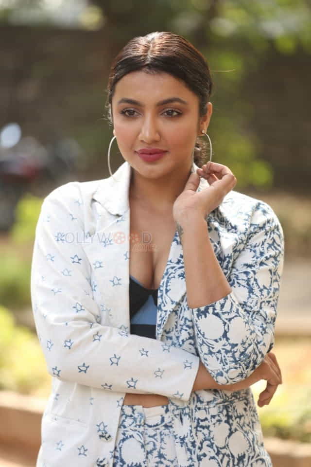 Actress Tejaswi Madivada At Commitment Movie Trailer Launch Photos