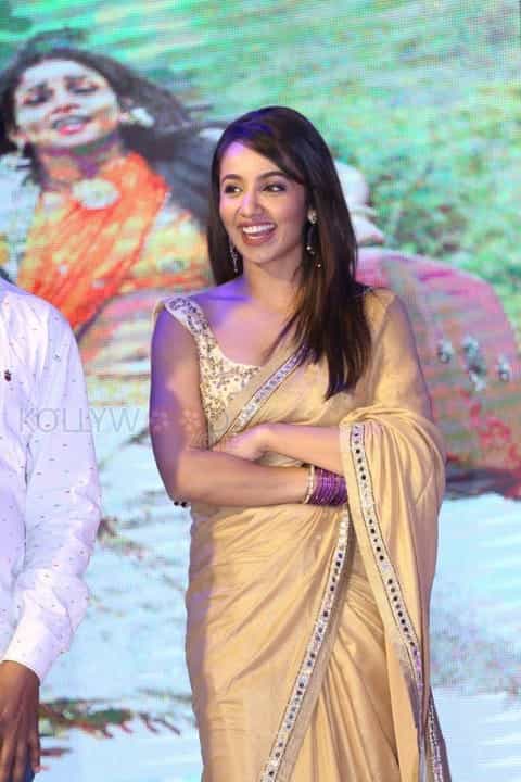 Actress Tejaswi Madivada Latest Photos Sexy Saree Pictures