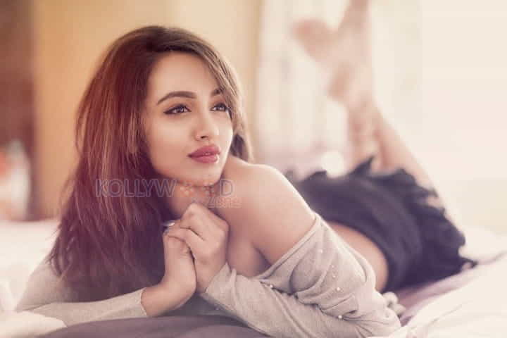 Actress Tejaswi Madivada New Hot Photoshoot Pictures