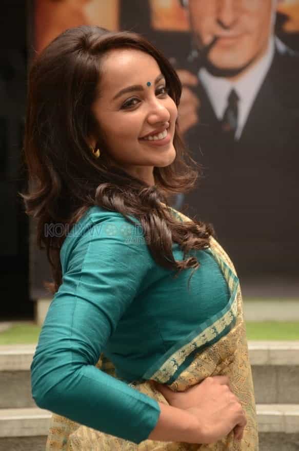 Actress Tejaswi Madivada Saree Photos