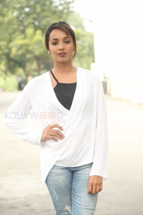 Actress Tejaswi Madivada Sexy Pictures