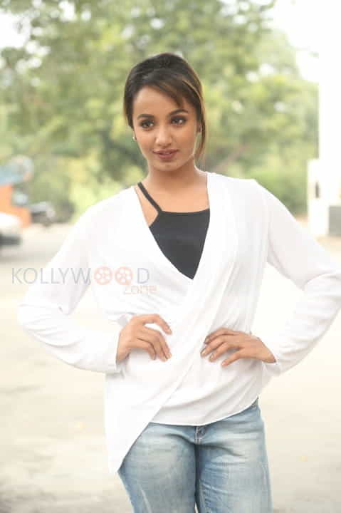 Actress Tejaswi Madivada Sexy Pictures