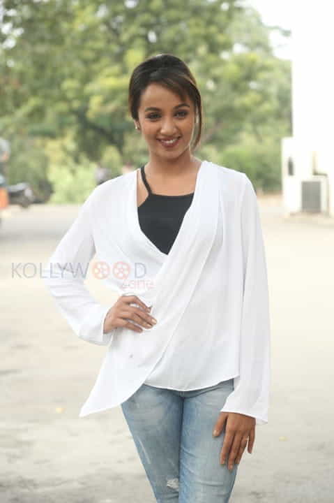 Actress Tejaswi Madivada Sexy Pictures