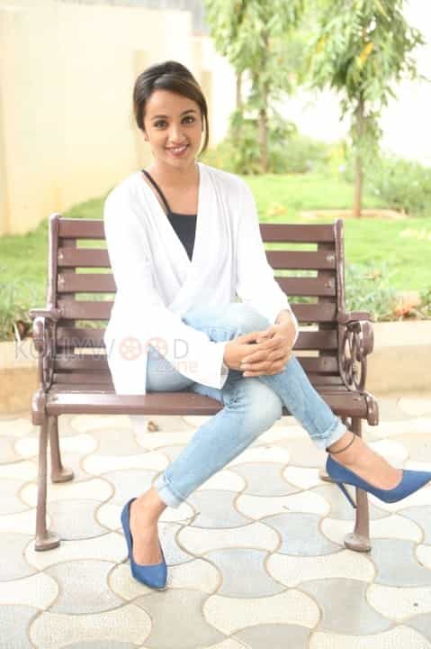 Actress Tejaswi Madivada Sexy Pictures