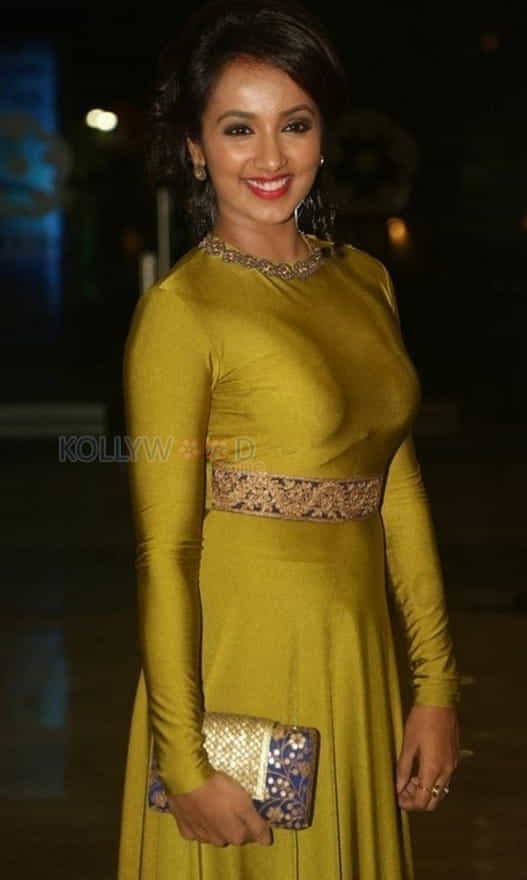 Actress Tejaswi Madivada Spicy Stills