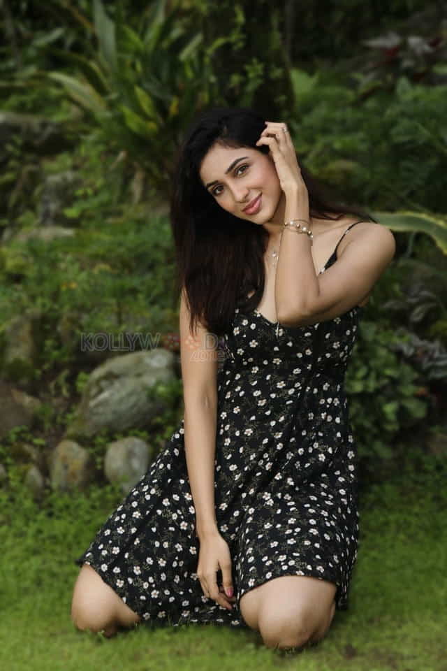 Beautiful Actress Riya Suman Latest Sexy Photoshoot Photos