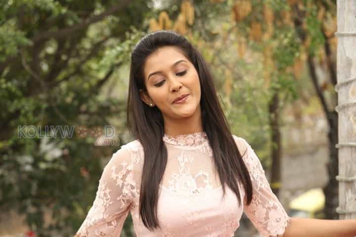 Beautiful And Sexy Pooja Jhaveri Photos