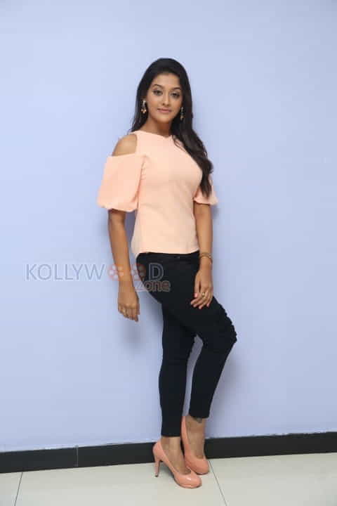 Beautiful Pooja Jhaveri Photos